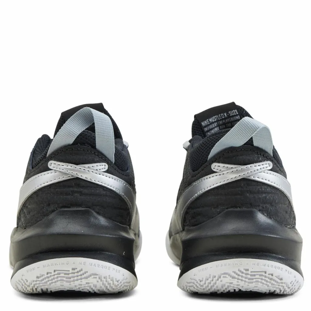Nike Team Hustle D 10 Big Kids' Basketball Shoes BLACK/METALLIC SILVER-VOLT-WHITE Svart Discount